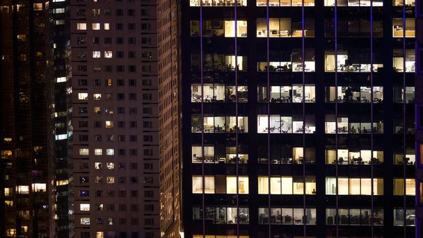 Prázdné kanceláře v korporátních mrakodrapech jsou ponechány rozsvícené do noci. - Fotografie, Obrázek