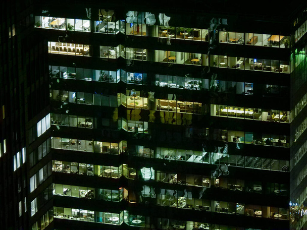 閉じる:金融街にライトアップされたそびえ立つオフィスビルの風景 - 写真・画像