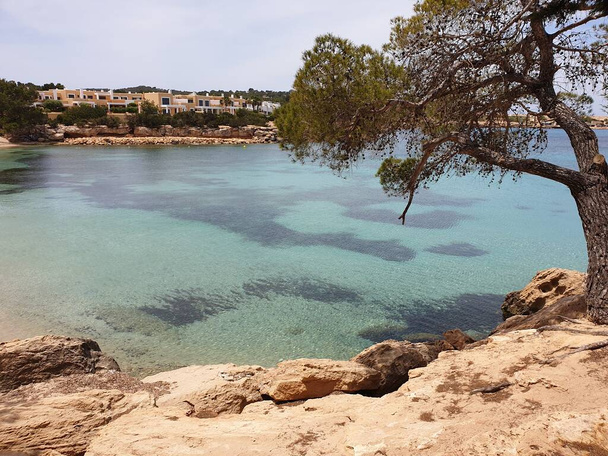 Spiaggia di Alma a Ibiza, spiaggia rocciosa con acqua cristallina, Spagna - Foto, immagini