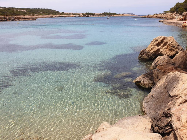 Praia de Alma em Ibiza, praia rochosa com água azul cristalina, Espanha - Foto, Imagem
