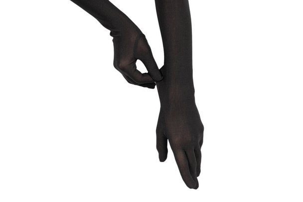 Femme met de longs gants noirs isolés sur un fond blanc . - Photo, image