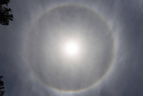 Fenómeno óptico halo, círculo alrededor del sol - Foto, Imagen
