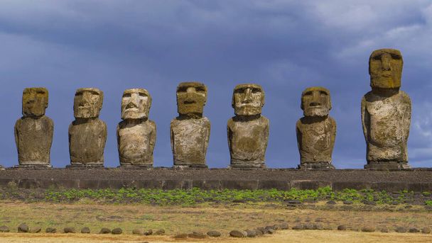 FECHAR-SE: Esculturas vulcânicas com rostos humanos permanecem intocadas na Ilha de Páscoa - Foto, Imagem