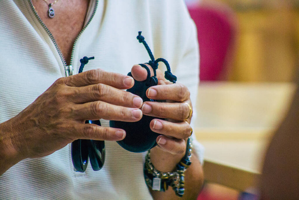 23 Temmuz 2021 'de İspanya' da flamenko dansçılarının en sevdiği müzik aleti olan Kastanet oyuncularının elleri ritim ve eşlik eder. - Fotoğraf, Görsel