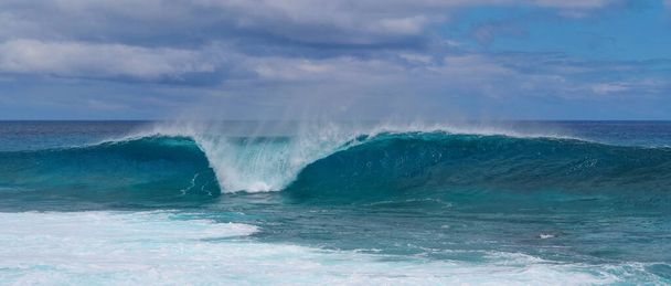 美しいイースター島の海岸線に近づくターコイズブレークの波. - 写真・画像