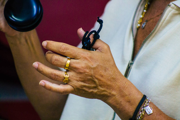 Sevilla Španělsko Červenec 23, 2021 Detailní záběr rukou castanets hráčů, oblíbený hudební nástroj flamenco tanečníků ve Španělsku, dává rytmus a doprovází zpěv - Fotografie, Obrázek