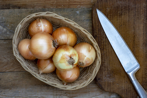 große leckere Zwiebeln auf Holztisch - Foto, Bild