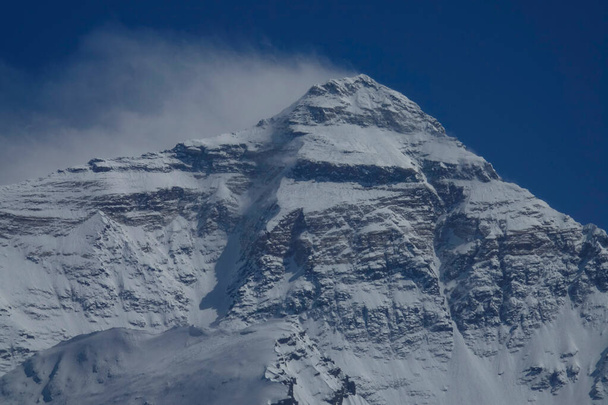 CLOSE UP: Atemberaubender Blick auf Schnee, der vom Gipfel des Mount Everest gefegt wird. - Foto, Bild