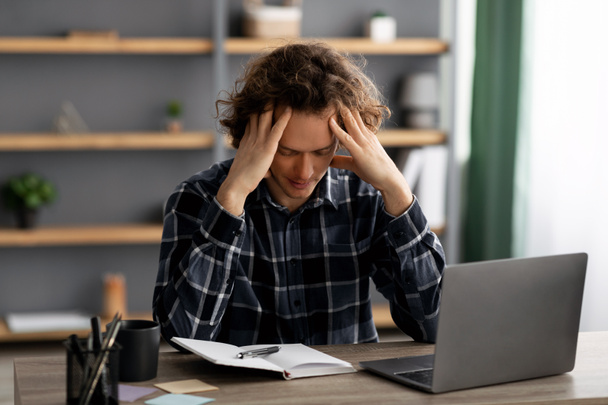 Boldogtalan üzletember Touching Head Probléma a munkahelyen - Fotó, kép