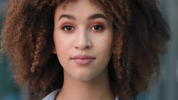 Afro-Amerikan kız öğrenci etnik afro ırk kadın modelinin portresi kıvırcık saçlı, stil sahibi, kameraya bakıp gülümseyen ve onaylanan kafa sallayan evet olumlu onaylıyor. - Video, Çekim