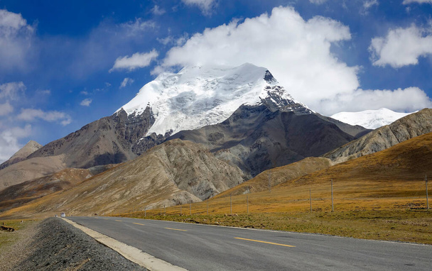 ÁNGULO BAJO: Camino de asfalto vacío pasa por un majestuoso glaciar en el Himalaya. - Foto, imagen