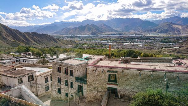 Foto panorámica de la ciudad de Lhasa que se extiende hacia el rocoso Himalaya. - Foto, Imagen