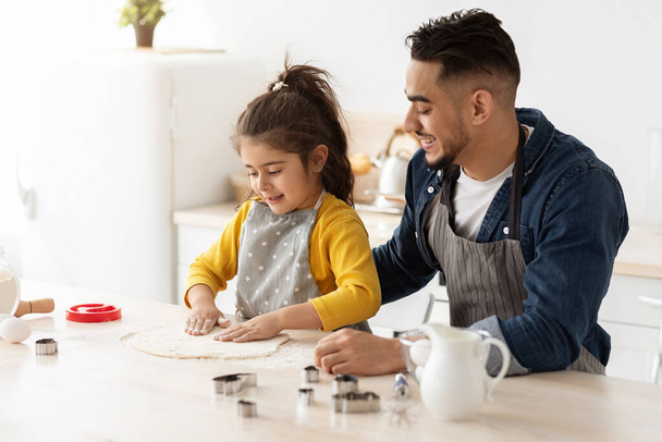 Isä Tytär Yhteys. Suloinen pieni tyttö leipoo arabien isän kanssa keittiössä - Valokuva, kuva