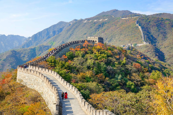 Touristen spazieren an einem sonnigen Herbsttag entlang der alten Chinesischen Mauer. - Foto, Bild