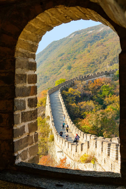 ZAMKNIJ SIĘ: Film widok turystów zwiedzających historyczny Wielki Mur Chiński. - Zdjęcie, obraz