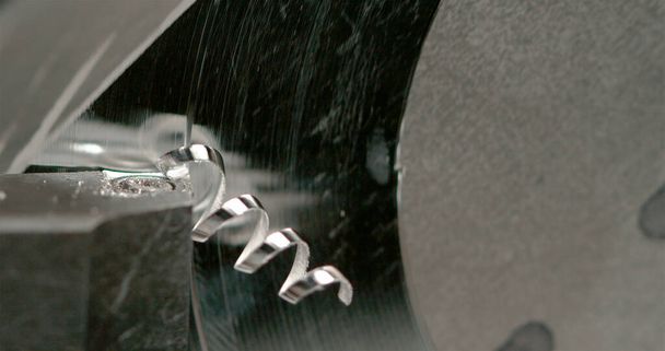 MACRO Λεπτομερής προβολή ενός αντικειμένου εργασίας αλουμινίου να πάρει το φινίρισμα καθρέφτη στις άκρες - Φωτογραφία, εικόνα