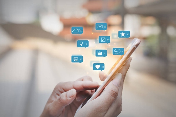 primo piano dito puntando lo schermo dello smartphone con le icone dei social media di notifica, concetto di internet marketing digitale. - Foto, immagini