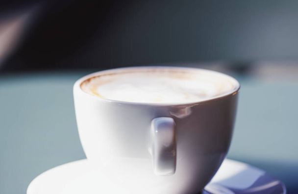 Cappuccino en café de verano al aire libre - Foto, imagen