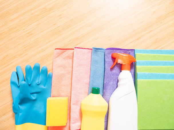 Artículos de limpieza azul naranjas rosa verde blanco spray amarillo cepillo limpiador y guantes azules - Foto, imagen