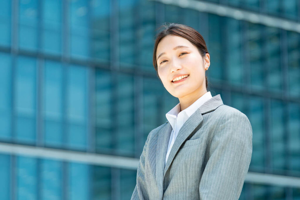 Portrait of young asian business woman in an office district - Foto, afbeelding