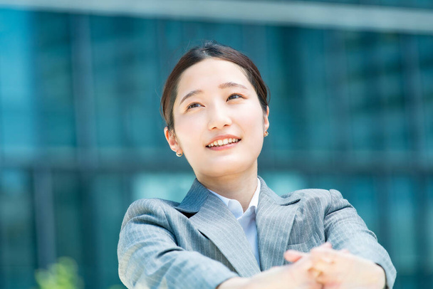Porträt einer jungen asiatischen Geschäftsfrau in einem Büroviertel - Foto, Bild
