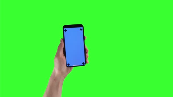 Closeup άποψη του ανθρώπου αριστερό χέρι με το κινητό τηλέφωνο που πατάει στην οθόνη με δείκτες εντοπισμού - Πλάνα, βίντεο