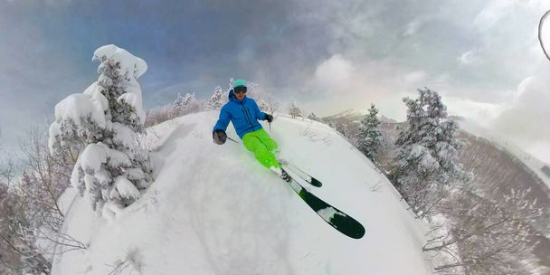 SELFIE: Joven esquiador freeride talla por una pendiente sin peinar en Park City, Utah. - Foto, Imagen
