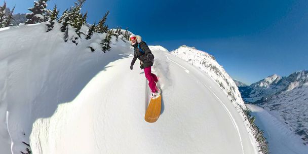 SELFIE: Χαρούμενη γυναίκα snowboarder σαρώνει off piste στα γραφικά Βραχώδη Όρη - Φωτογραφία, εικόνα