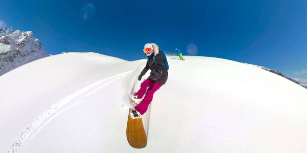 SELFIE: Dos snowboarders felices trituran polvo fresco mientras que montan en backcountry - Foto, Imagen