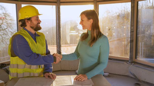 CLOSE UP: Happy young woman and contractor shake hands on a sunny morning. - Photo, Image