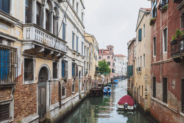Narrow canal by traditional Venetian houses in Venice, Italy - Foto, Bild