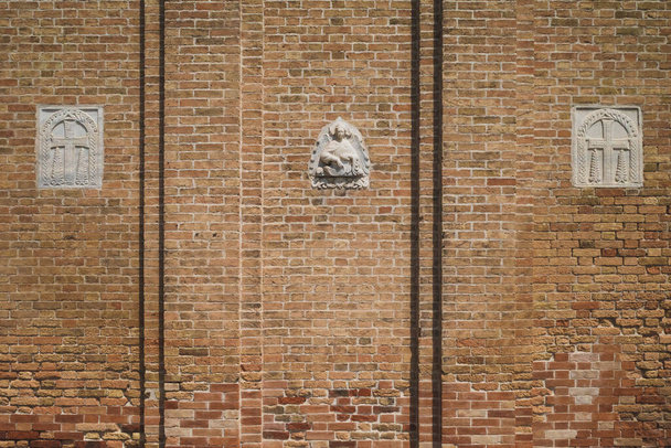 Relieve esculturas en las paredes de la Basílica de Santi Maria e Donato en la isla de Murano, en Venecia, Italia - Foto, Imagen