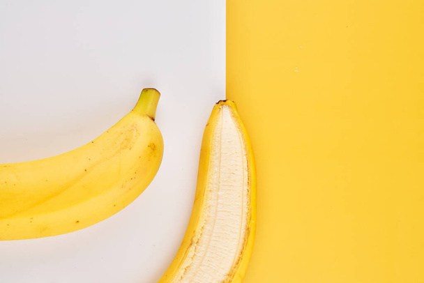 Creative geometric background with bananas. Yellow white backdrop wallpaper - Foto, immagini