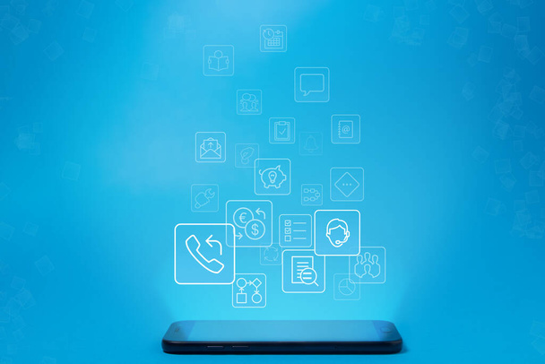 Mavi arka planda sosyal web simgeleri olan bir telefon. Cep telefonunda küresel dijital teknoloji kavramı. Modern dijital teknolojiler - Fotoğraf, Görsel