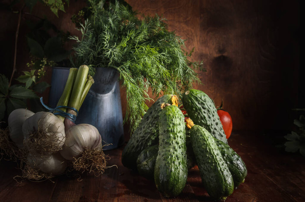 verduras maduras sobre un fondo de madera oscura en un estilo rústico - Foto, imagen