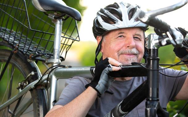 Muotokuva aktiivinen vanhempi mies hänen pyörä ulkopuolella, terveiden elämäntapojen urheilu käsite - Valokuva, kuva