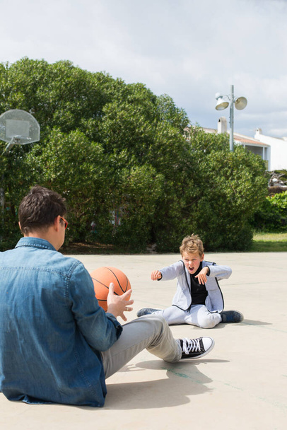 Κομψό νεαρό αγόρι, έφηβος παίζει με μπάλα, σε εξωτερικούς χώρους - Φωτογραφία, εικόνα