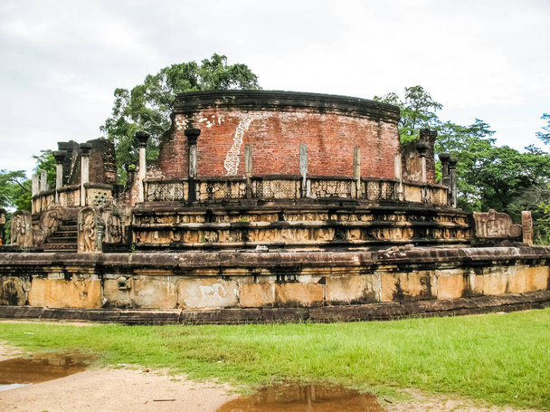 Polonnaruwa, Sri Lanka. Las ruinas de un antiguo templo, rastros de una antigua civilización altamente desarrollada. - Foto, imagen