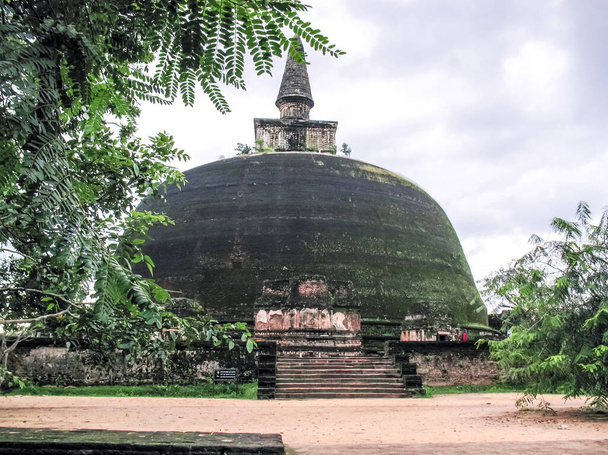 Polonnaruwa, Sri Lanka. Antik bir tapınağın kalıntıları, son derece gelişmiş eski bir medeniyetin izleri.. - Fotoğraf, Görsel
