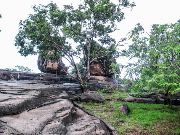Polonnaruwa, Sri Lanka. As ruínas de um templo antigo, vestígios de uma civilização antiga altamente desenvolvida. - Foto, Imagem