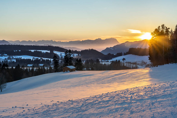 puesta de sol en la zona de Bregenzer Wald de Vorarlberg, Austria, con espectaculares vistas al Monte Saentis, Suiza - Foto, imagen