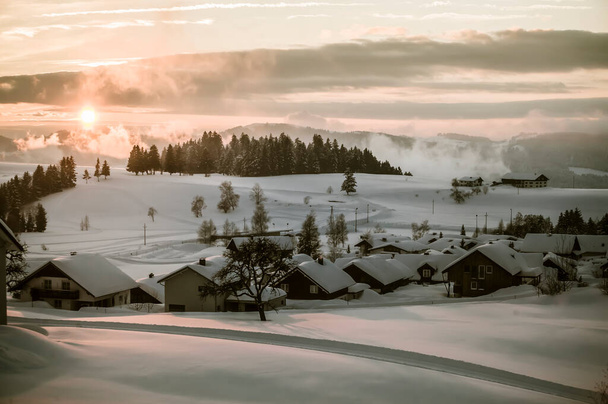paisaje frío de invierno en la luz de la tarde en los Alpes Allgaeu cerca de Oberstaufen, Baviera, Alemania - Foto, imagen