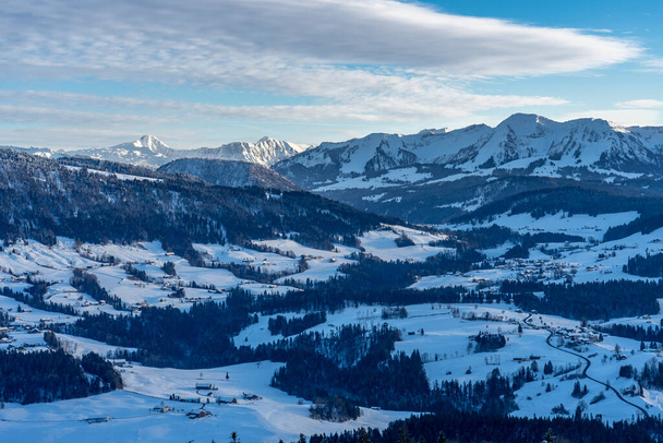 paisaje frío de invierno en la luz de la tarde en los Alpes Allgaeu cerca de Oberstaufen, Baviera, Alemania - Foto, Imagen