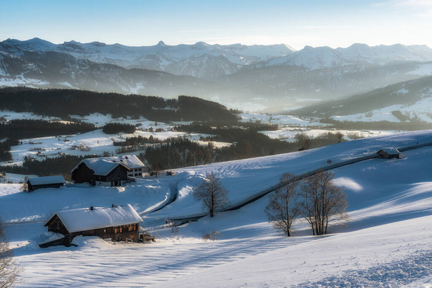 paisaje frío de invierno en la luz de la tarde en los Alpes Allgaeu cerca de Oberstaufen, Baviera, Alemania - Foto, imagen