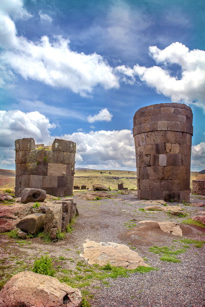 Sillustani - cemitério pré-inca (túmulos) nas margens de La
 - Foto, Imagem