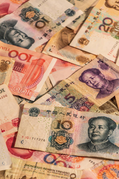 Μια σύνθεση του κινεζικού Renminbi RMB. Το νόμισμα των ανθρώπων. Τα τραπεζογραμμάτια Yuan CNY παρέχουν εξαιρετικές επιλογές που θα χρησιμοποιηθούν για την απεικόνιση θεμάτων όπως οι επιχειρήσεις, οι τράπεζες, τα μέσα ενημέρωσης κ.λπ.. - Φωτογραφία, εικόνα