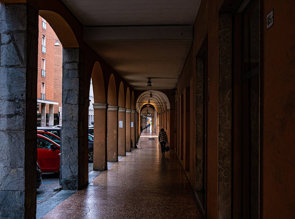 Portiikit Bolognasta päivällä. Kaaria, pylväitä, ohikulkijoita, arkkitehtuuria. Italia - Valokuva, kuva