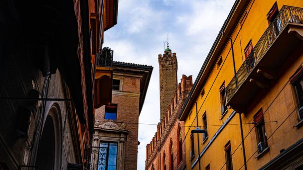 Torre della Garisenda στη Μπολόνια ανάμεσα σε ιστορικά κτίρια. Ιταλία - Φωτογραφία, εικόνα