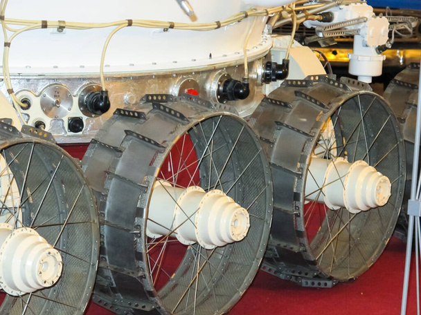 Museo de coches retro, San Petersburgo, Rusia - 19 de diciembre de 2018: Lunokhod-1, rover espacial de la luna de la Unión Soviética, espécimen del museo. - Foto, Imagen