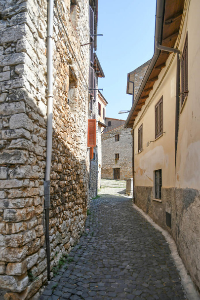Maenza, Itálie, 24. července2021. Ulice v historickém centru středověkého města v regionu Lazio. - Fotografie, Obrázek
